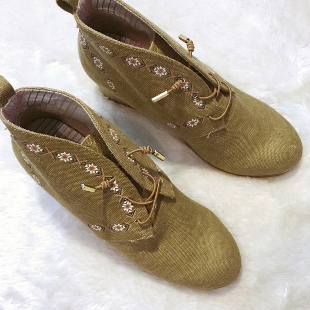 Sugar NWOT wedge Booties 6.5